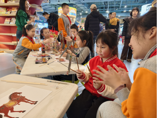 传承人带领青少年体验皮影戏