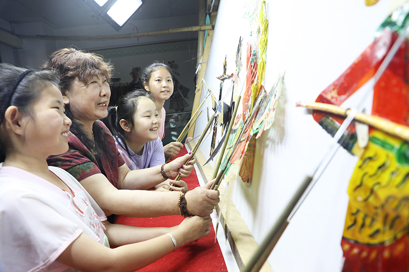 传承基地与进校园：孩子们动手制作皮影